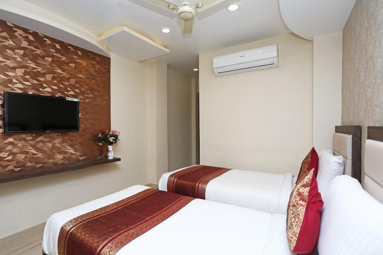 Oyo 10338 Hotel Aadesh Palace Varanasi Exterior foto